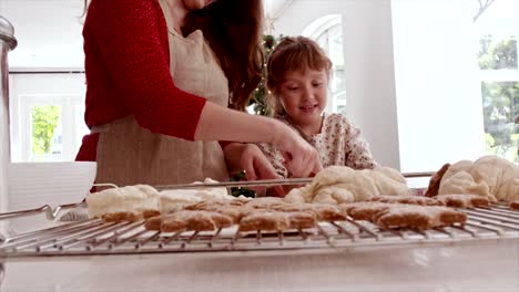 Madre-e-hija-preparando-galletas-de-Navidad