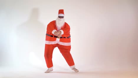 Feliz-Santa-Claus-bailando-y-divirtiéndose.