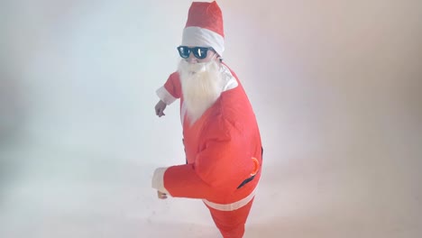 Santa-Claus-artist-invites-the-viewer-to-dance.