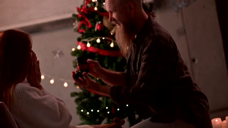 Mature-hipster-man-proposing-to-girlfriend-on-Christmas-day