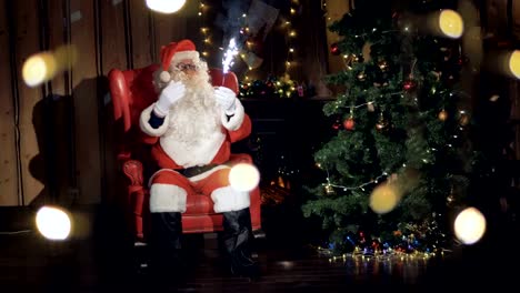 Happy-Santa-mit-einem-funkelnden-Feuerwerk-Lächeln-lädt-Sie-zur-Weihnachtsfeier.-Silvester-feiern-Konzept.