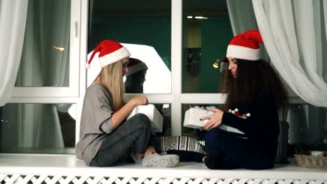 Mujeres-intercambiando-regalos