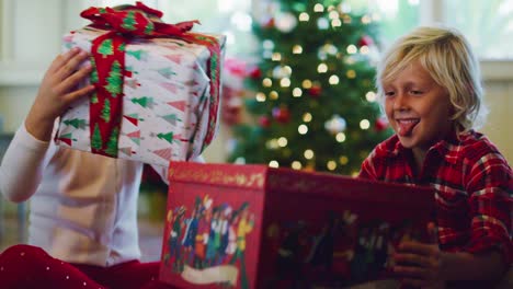 Kinder-Weihnachtsgeschenke-zu-öffnen