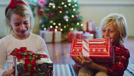 Niños-abriendo-regalos-de-Navidad