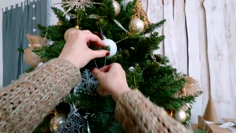 Mujer-decoración-árbol-de-Navidad-con-juguetes