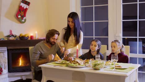 Familia-feliz-en-la-mesa-de-Navidad