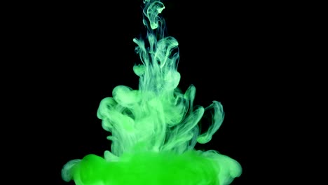 Formas-de-colores-de-tinta-verde-en-el-agua-creando-arte-líquido