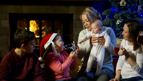 Freunde-mit-Familien-feiern-Neujahr