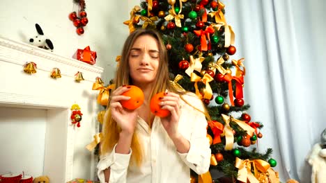 funny-young-girl-with-tangerines