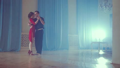 Mujer-y-hombre-bailando-el-tango-en-el-estudio