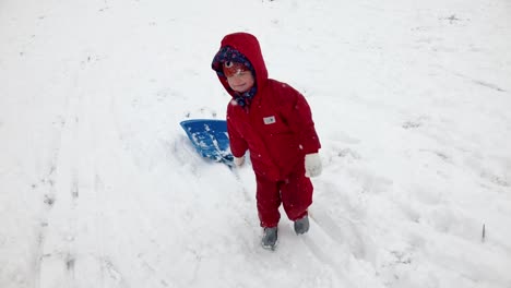 Kleine-Mädchen-gehen-mit-ihren-Schlitten-im-winter