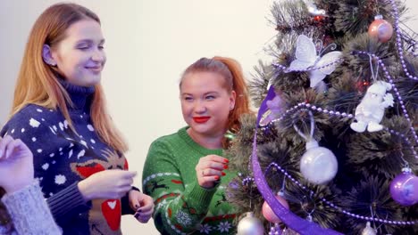 Chicas-guapas-decoran-árbol-de-Navidad