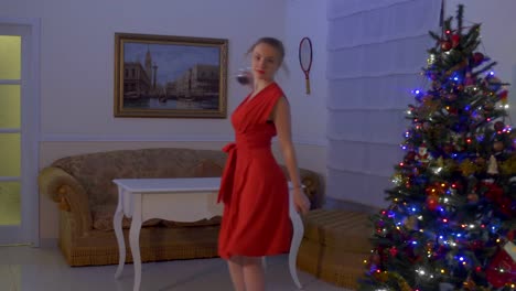 Confiada-y-hermosa-mujer-en-vestido-rojo-celebran-la-Navidad-solo-en-casa