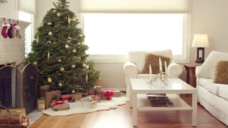 Un-árbol-de-Navidad-decorado-con-regalos-debajo-se-sienta-en-una-sala-de-estar