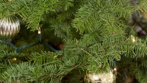 Lenta,-incline-hacia-arriba-de-un-árbol-de-Navidad-decorado-con-luces-y-ornements