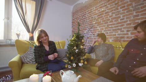 Amigos-decorando-el-árbol-de-Navidad