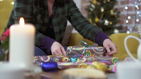 Junge-Frau,-die-Weihnachts-Geschenk-Verpackung