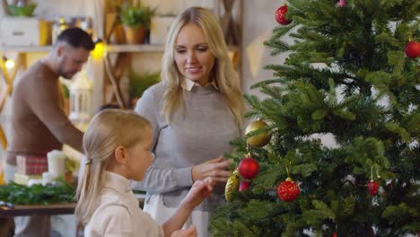 Kaukasische-Familie-Vorbereitung-Weihnachten-Tee-und-Geschenke