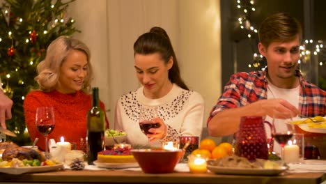 Glückliche-Freunde,-die-Weihnachts-Dinner-zu-Hause