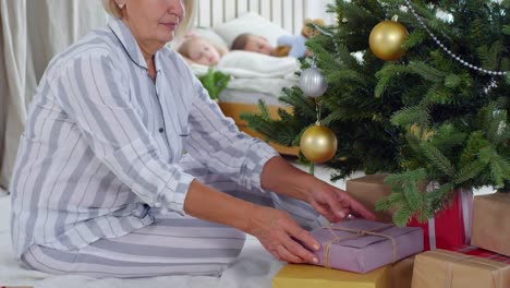 Abuela-cariñosa-dejando-regalos-para-los-niños