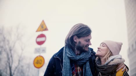 Joven-pareja-romántica-relajado-feliz-en-ropa-de-abrigo-casual-juntos,-abrazo-y-beso-en-un-invierno-cubierto-de-nieve-el-día-de-Navidad.