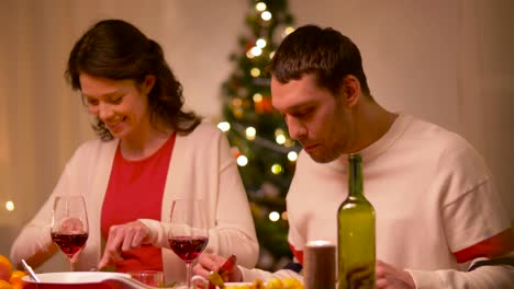 glückliches-Paar-Essen-am-Weihnachtsessen