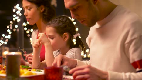 glückliche-Familie,-die-Weihnachts-Dinner-zu-Hause