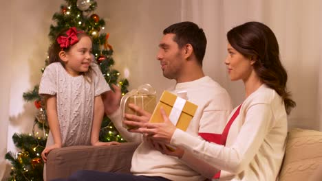 familia-feliz-con-el-regalo-de-Navidad-en-casa