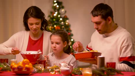 glückliche-Familie,-die-Weihnachts-Dinner-zu-Hause