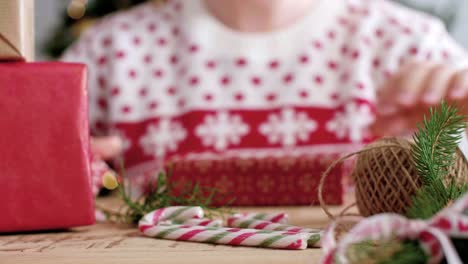 Mädchen-bereitet-Geschenke-für-Weihnachten