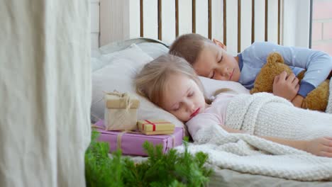 Cute-Children-Sleeping-on-Christmas-Morning