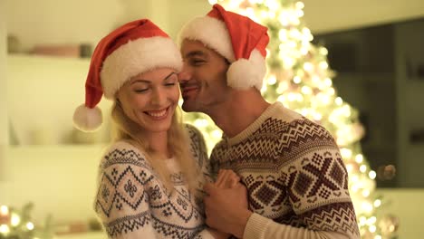 El-hombre-y-la-mujer-se-abraza-en-el-fondo-del-árbol-de-Navidad