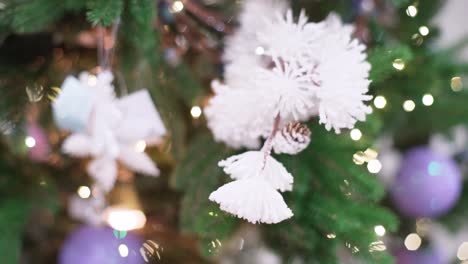 handgemachte-Weihnachten-Wohnkultur-mit-Geschenke-Weihnachtsdekoration-auf-den-hölzernen-Vintage-Hintergrund