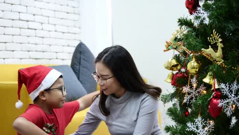 Mutter,-Weihnachten-präsentiert-auf-den-Sohn-zu-Hause