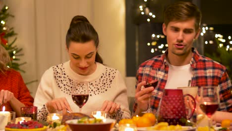 amigos-comiendo-en-casa-la-cena-de-Navidad