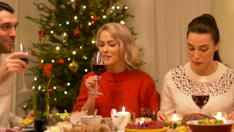 friends-drinking-wine-at-christmas-dinner-party