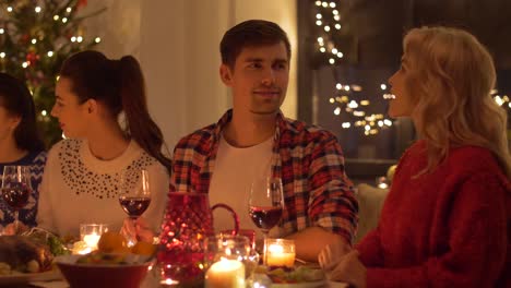 amigos-felizes-Inicio-cena-de-Navidad-del-partido