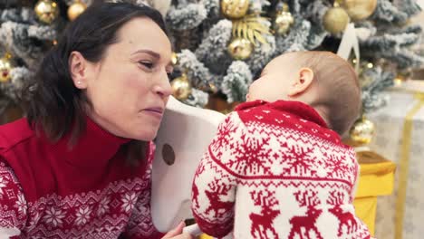 Amor-de-madre-y-bebé-niña-celebrando-la-Navidad