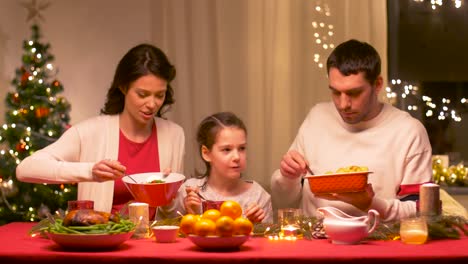 glückliche-Familie,-die-Weihnachts-Dinner-zu-Hause