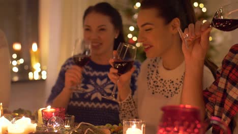 Glückliche-Freunde-trinken-Rotwein-zu-Weihnachten