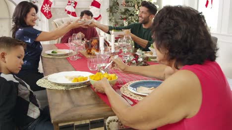 Familie-mit-Großeltern-Essen-zu-Weihnachten-Ball-R3D