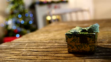 Caja-de-regalo-de-Navidad-en-una-mesa