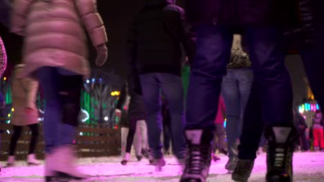 Konzept-Nahaufnahme-Wintersport.-Menge-bei-Nacht-City-Skating-Rink-Pedestal-\"und\"-Unschärfe
