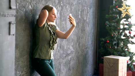 Junge-Frau-nehmen-selfie-Foto