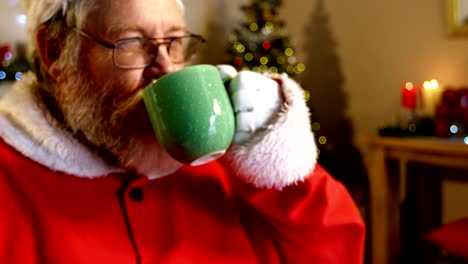 Santa-claus-relajante-en-silla-y-tomar-café