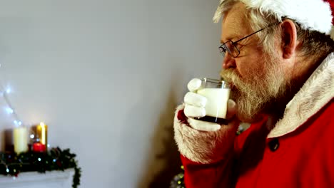 Santa-Claus-am-Stuhl-zu-entspannen-und-mit-Milch