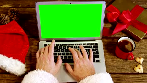 Santa-claus-using-laptop