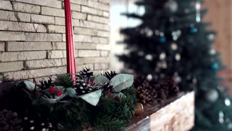 Mujer-decorando-casa-en-Navidad