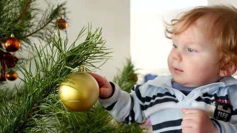 Decorar-el-árbol-de-Navidad-con-el-bebé