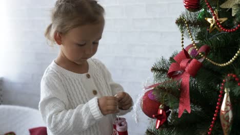 Mutter-und-Tochter-dekorieren-Weihnachtsbaum-in-Eve-zum-Neujahrsfest